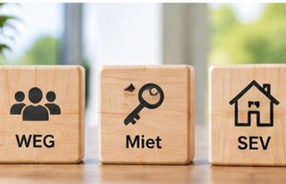 Die verschiedenen Verwaltungsarten Holzsymbole für WEG-Verwaltung, Mietverwaltung und Sondereigentumsverwaltung.